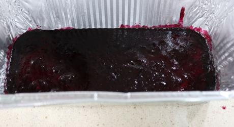 Pastel de Pudín de Arándano con Mambo Echar los arándanos mezclados para la base