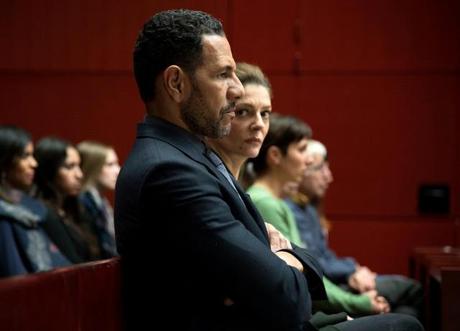 La chica del brazalete, un juicio moral La chica del brazalete, un juicio moral