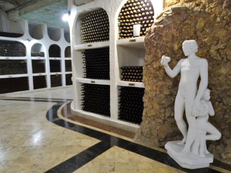 REPÚBLICA DE MOLDAVIA : UNA VISITA A LAS BODEGAS CRICOVA REPÚBLICA DE MOLDAVIA : UNA VISITA A LAS BODEGAS CRICOVA