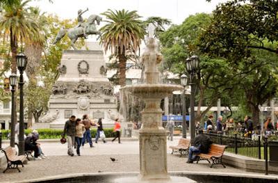 Una plaza con recuerdos juveniles