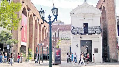 Una plaza con recuerdos juveniles