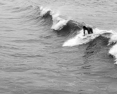 Surfista sobre ola en el mar