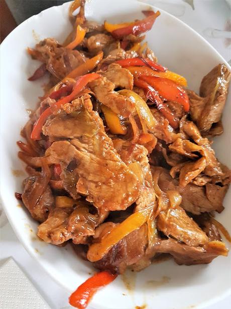 SOLOMILLO DE CERDO IBERICO SALTEADO CON SALSA DE PIMIENTA NEGRA, PIMIENTOS Y CEBOLLA SOLOMILLO DE CERDO IBERICO SALTEADO CON SALSA DE PIMIENTA NEGRA, PIMIENTOS Y CEBOLLA