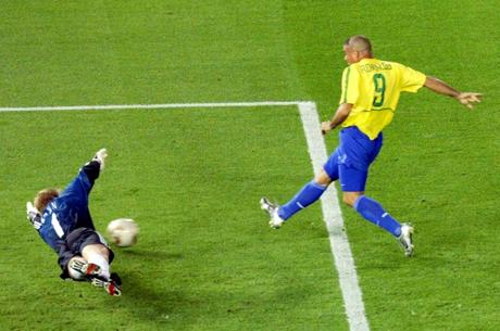 Ronaldo le marcó dos goles a Kahn en el duelo final.