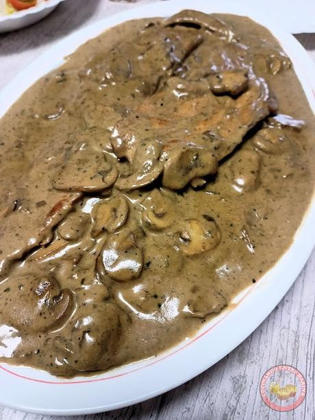 FILETES DE CARNE CON CREMA DE CHAMPIÑONES, SIN LÁCTEOS FILETES DE CARNE CON CREMA DE CHAMPIÑONES, SIN LÁCTEOS