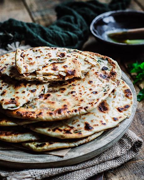 Pan paratha con cebolla roja, perejil y especias