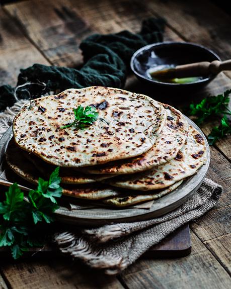 Pan paratha con cebolla roja, perejil y especias