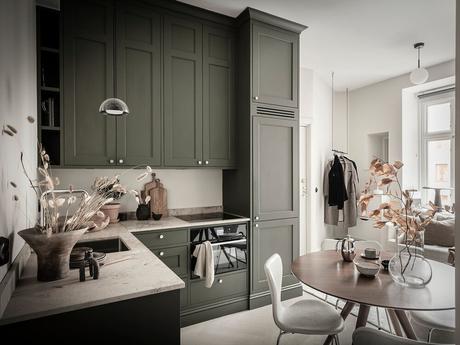 Diseña una cocina en verdes botella.