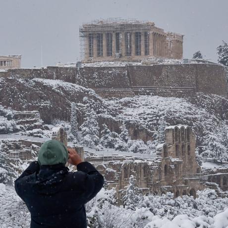 Rara nevada “viste” de blanco al Partenón en Atenas y afecta la ciudad