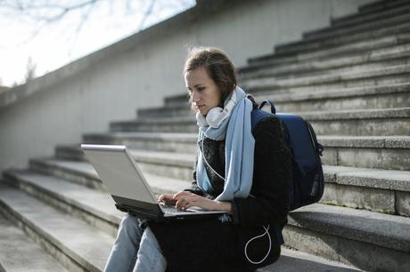 mujer haciendo curso online con emagister