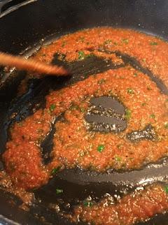 FIDEUA CON SALSICHAS Y COSTILLA FIDEUA CON SALSICHAS Y COSTILLA