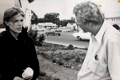 David Bowie y Walter Tevis durante la filmación de 