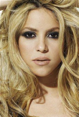 Shakira — deja vu (ft. Shakira- love her hair color | Shakira hair, Shakira makeup