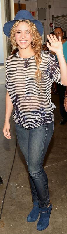 Who made Shakira's white stripe tee, blue skinny jeans ...