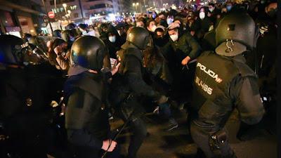 Pablo Hasél, en prisión, y la ola de protestas en apoyo al rapero.