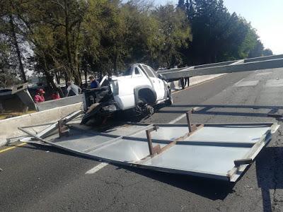 ATIENDEN SERVICIOS DE EMERGENCIA CAÍDA DE SEÑALAMIENTO EN PASEO TOLLOCAN. DEJA UN LESIONADO