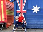 Djokovic triunfa Melbourne posa trofeo aire libre