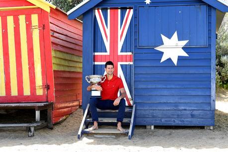 Djokovic triunfa en Melbourne y posa con su trofeo al aire libre