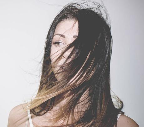 Como Conseguir un Styling Pulido, Duradero y Libre de Encrespamiento mujer-pelo-liso