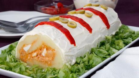 ROLLO DE TORTILLA ESPAÑOLA RELLENO CON PAVO, QUESO Y PIMIENTOS CONFITADOS rollo de tortilla española