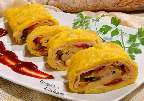 ROLLO DE TORTILLA ESPAÑOLA RELLENO CON PAVO, QUESO Y PIMIENTOS CONFITADOS ROLLO DE TORTILLA ESPAÑOLA RELLENO CON PAVO, QUESO Y PIMIENTOS CONFITADOS