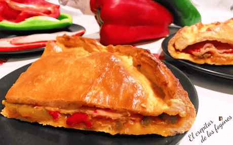 EMPANADA DE JAMÓN Y QUESO CON CEBOLLA CARAMELIZADA EMPANADA DE JAMÓN Y QUESO CON CEBOLLA CARAMELIZADA