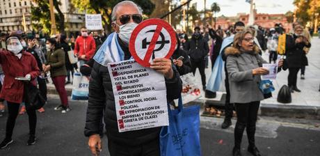 El Virus de la Revolución: El Rey Desnudo