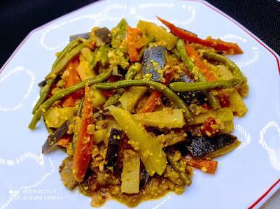 Vegetales guisados con especias y yogur  (Aloo Baigan Korma)