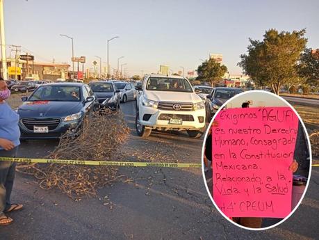Vecinos de Valle Dorado bloquean carretera 57 exigiendo agua