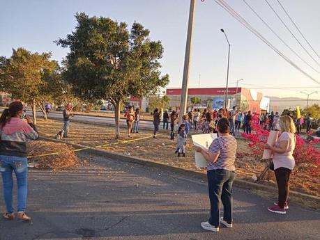 Vecinos de Valle Dorado bloquean carretera 57 exigiendo agua