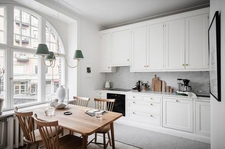 delikatissen white decor vivienda sin persianas vivienda sin cortinas tiny apartment decor techos altos scandinavian decor nordic style iluminación nórdica grandes ventanales estilo nórdico decoración luminosa decoración escandinava bright decor big windows scandinavia  