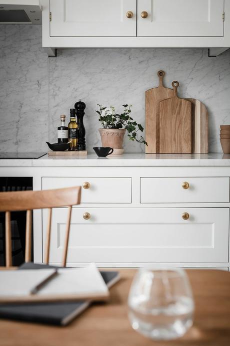 delikatissen white decor vivienda sin persianas vivienda sin cortinas tiny apartment decor techos altos scandinavian decor nordic style iluminación nórdica grandes ventanales estilo nórdico decoración luminosa decoración escandinava bright decor big windows scandinavia  