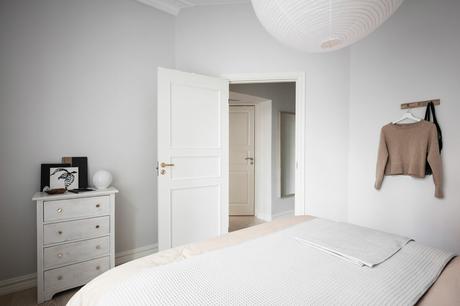 delikatissen white decor vivienda sin persianas vivienda sin cortinas tiny apartment decor techos altos scandinavian decor nordic style iluminación nórdica grandes ventanales estilo nórdico decoración luminosa decoración escandinava bright decor big windows scandinavia  