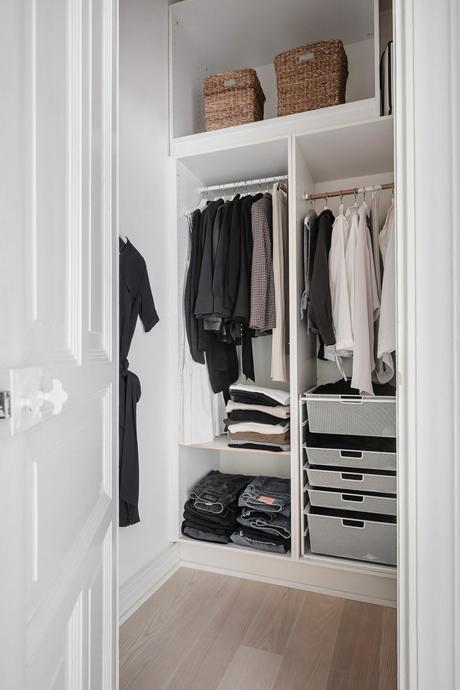 delikatissen white decor vivienda sin persianas vivienda sin cortinas tiny apartment decor techos altos scandinavian decor nordic style iluminación nórdica grandes ventanales estilo nórdico decoración luminosa decoración escandinava bright decor big windows scandinavia  