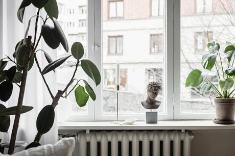 delikatissen white decor vivienda sin persianas vivienda sin cortinas tiny apartment decor techos altos scandinavian decor nordic style iluminación nórdica grandes ventanales estilo nórdico decoración luminosa decoración escandinava bright decor big windows scandinavia  