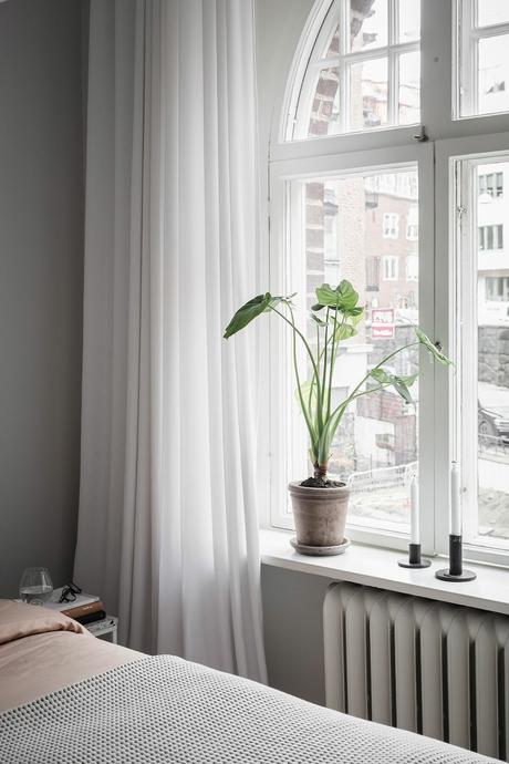 delikatissen white decor vivienda sin persianas vivienda sin cortinas tiny apartment decor techos altos scandinavian decor nordic style iluminación nórdica grandes ventanales estilo nórdico decoración luminosa decoración escandinava bright decor big windows scandinavia  