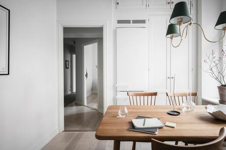 delikatissen white decor vivienda sin persianas vivienda sin cortinas tiny apartment decor techos altos scandinavian decor nordic style iluminación nórdica grandes ventanales estilo nórdico decoración luminosa decoración escandinava bright decor big windows scandinavia  