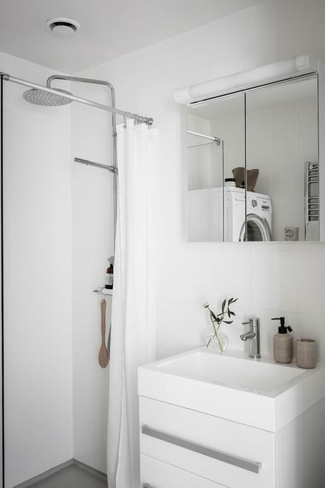 delikatissen white decor vivienda sin persianas vivienda sin cortinas tiny apartment decor techos altos scandinavian decor nordic style iluminación nórdica grandes ventanales estilo nórdico decoración luminosa decoración escandinava bright decor big windows scandinavia  