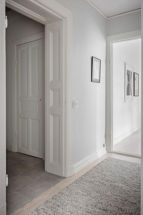 delikatissen white decor vivienda sin persianas vivienda sin cortinas tiny apartment decor techos altos scandinavian decor nordic style iluminación nórdica grandes ventanales estilo nórdico decoración luminosa decoración escandinava bright decor big windows scandinavia  