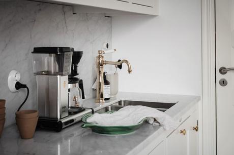 delikatissen white decor vivienda sin persianas vivienda sin cortinas tiny apartment decor techos altos scandinavian decor nordic style iluminación nórdica grandes ventanales estilo nórdico decoración luminosa decoración escandinava bright decor big windows scandinavia  