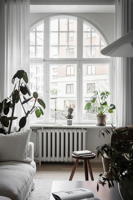 delikatissen white decor vivienda sin persianas vivienda sin cortinas tiny apartment decor techos altos scandinavian decor nordic style iluminación nórdica grandes ventanales estilo nórdico decoración luminosa decoración escandinava bright decor big windows scandinavia  