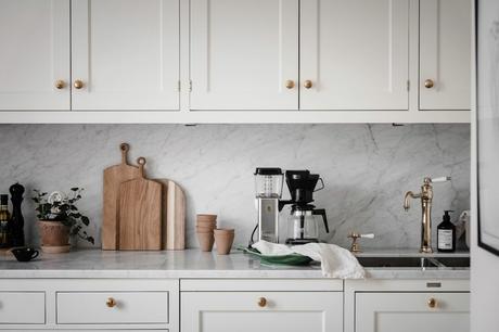 delikatissen white decor vivienda sin persianas vivienda sin cortinas tiny apartment decor techos altos scandinavian decor nordic style iluminación nórdica grandes ventanales estilo nórdico decoración luminosa decoración escandinava bright decor big windows scandinavia  