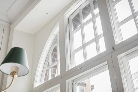 delikatissen white decor vivienda sin persianas vivienda sin cortinas tiny apartment decor techos altos scandinavian decor nordic style iluminación nórdica grandes ventanales estilo nórdico decoración luminosa decoración escandinava bright decor big windows scandinavia  