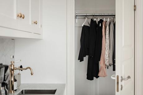 delikatissen white decor vivienda sin persianas vivienda sin cortinas tiny apartment decor techos altos scandinavian decor nordic style iluminación nórdica grandes ventanales estilo nórdico decoración luminosa decoración escandinava bright decor big windows scandinavia  