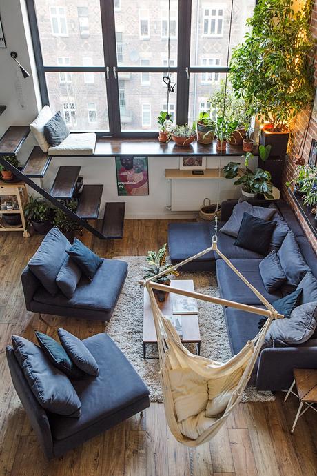 Un loft creativo con ladrillo visto y arte. Un loft creativo con ladrillo visto y arte.