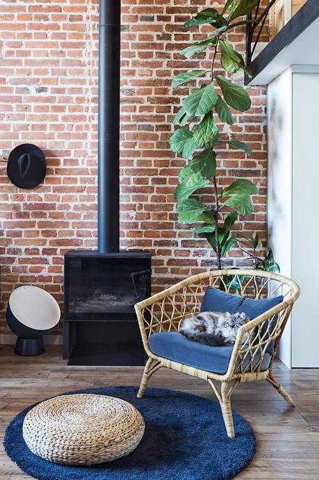 Un loft creativo con ladrillo visto y arte. Un loft creativo con ladrillo visto y arte.