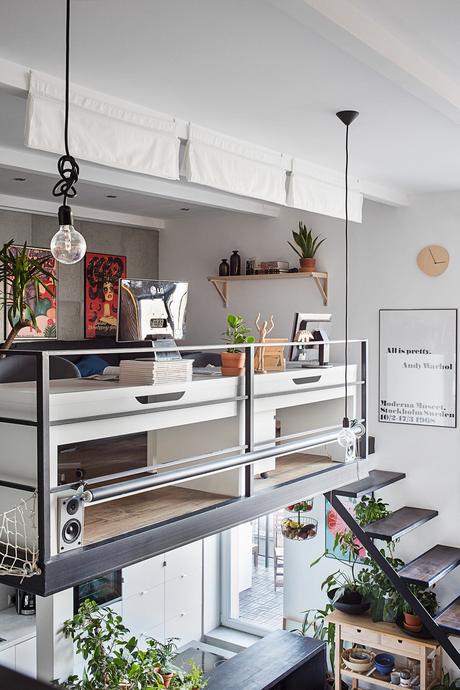Un loft creativo con ladrillo visto y arte. Un loft creativo con ladrillo visto y arte.
