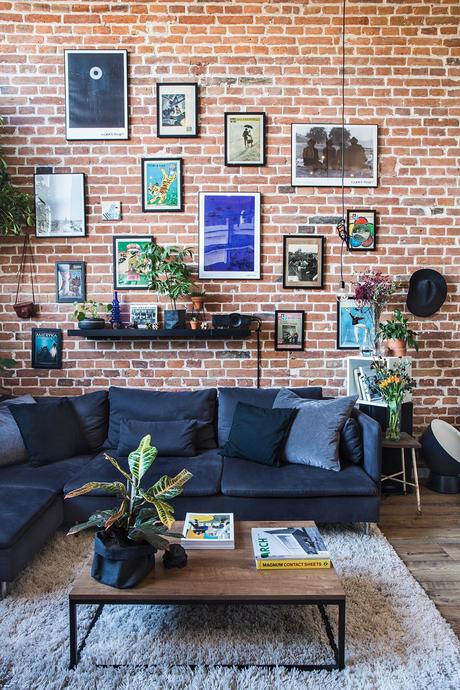 Un loft creativo con ladrillo visto y arte. Un loft creativo con ladrillo visto y arte.