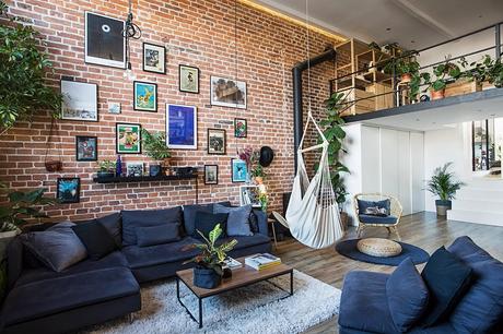 Un loft creativo con ladrillo visto y arte. Un loft creativo con ladrillo visto y arte.