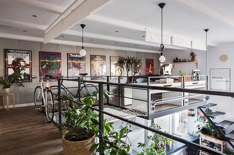 Un loft creativo con ladrillo visto y arte. Un loft creativo con ladrillo visto y arte.